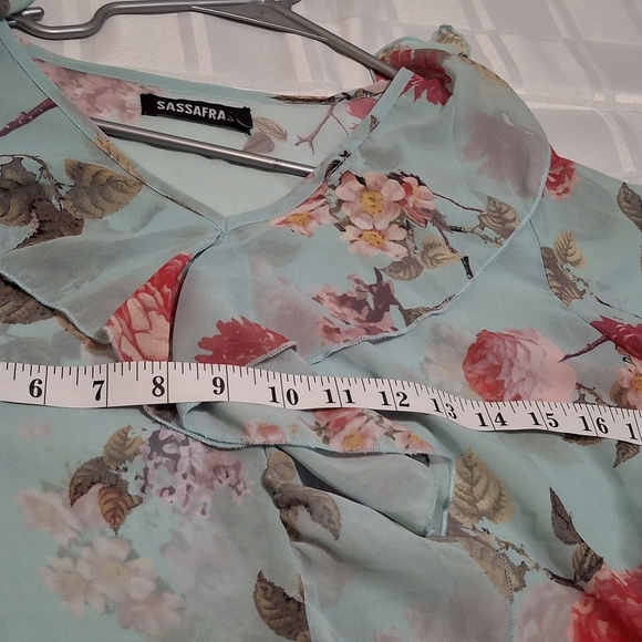 Chic Floral Ruffle Blouse - Aqua and Coral - Picture 4 of 7